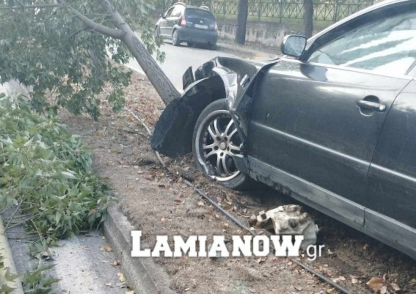 Λαμία: Αποκοιμήθηκε στο τιμόνι και πήρε σβάρνα δέντρα
