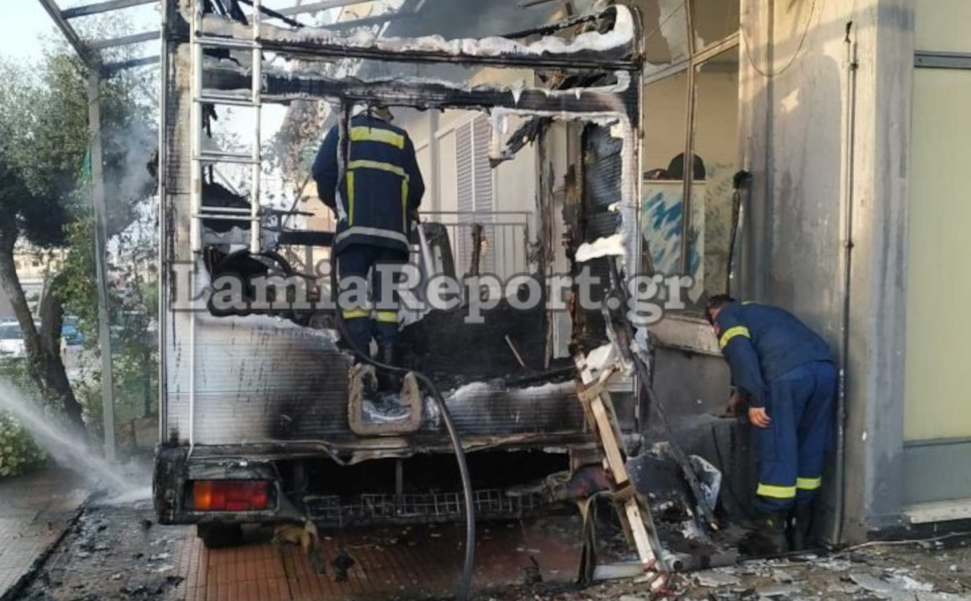 Λαμία: Τροχόσπιτο «λαμπάδιασε» ενώ ήταν παρκαρισμένο – Η φωτιά επεκτάθηκε και σε σπίτι