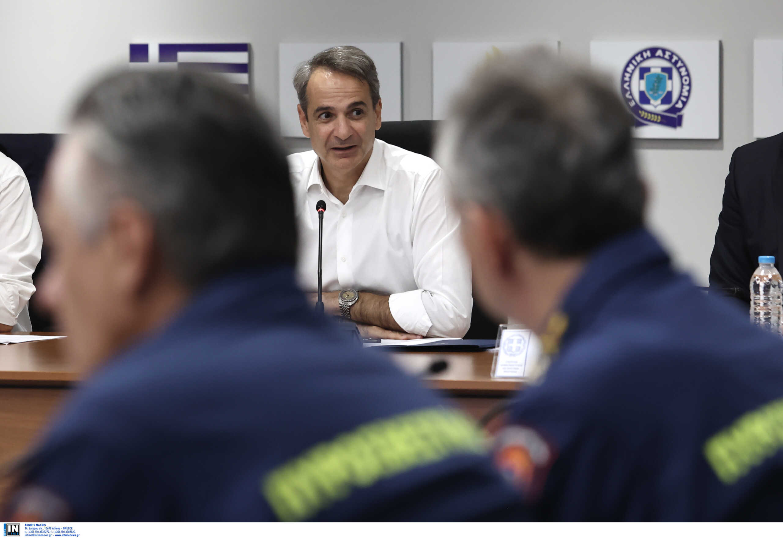 Φωτιά στη Ρόδο: Ο Κυριάκος Μητσοτάκης στο Ενιαίο Συντονιστικό Κέντρο Επιχειρήσεων και Διαχείρισης Κρίσεων