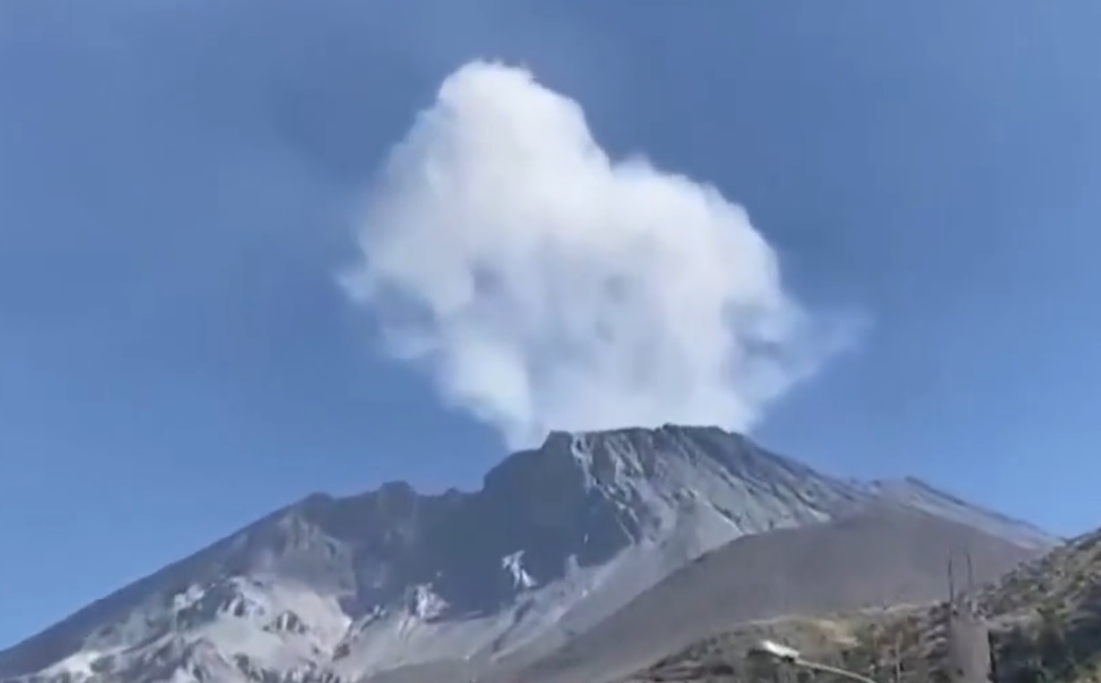 Περού: Βρυχάται το ηφαίστειο Ουμπίνας – Συνεχείς εκρήξεις
