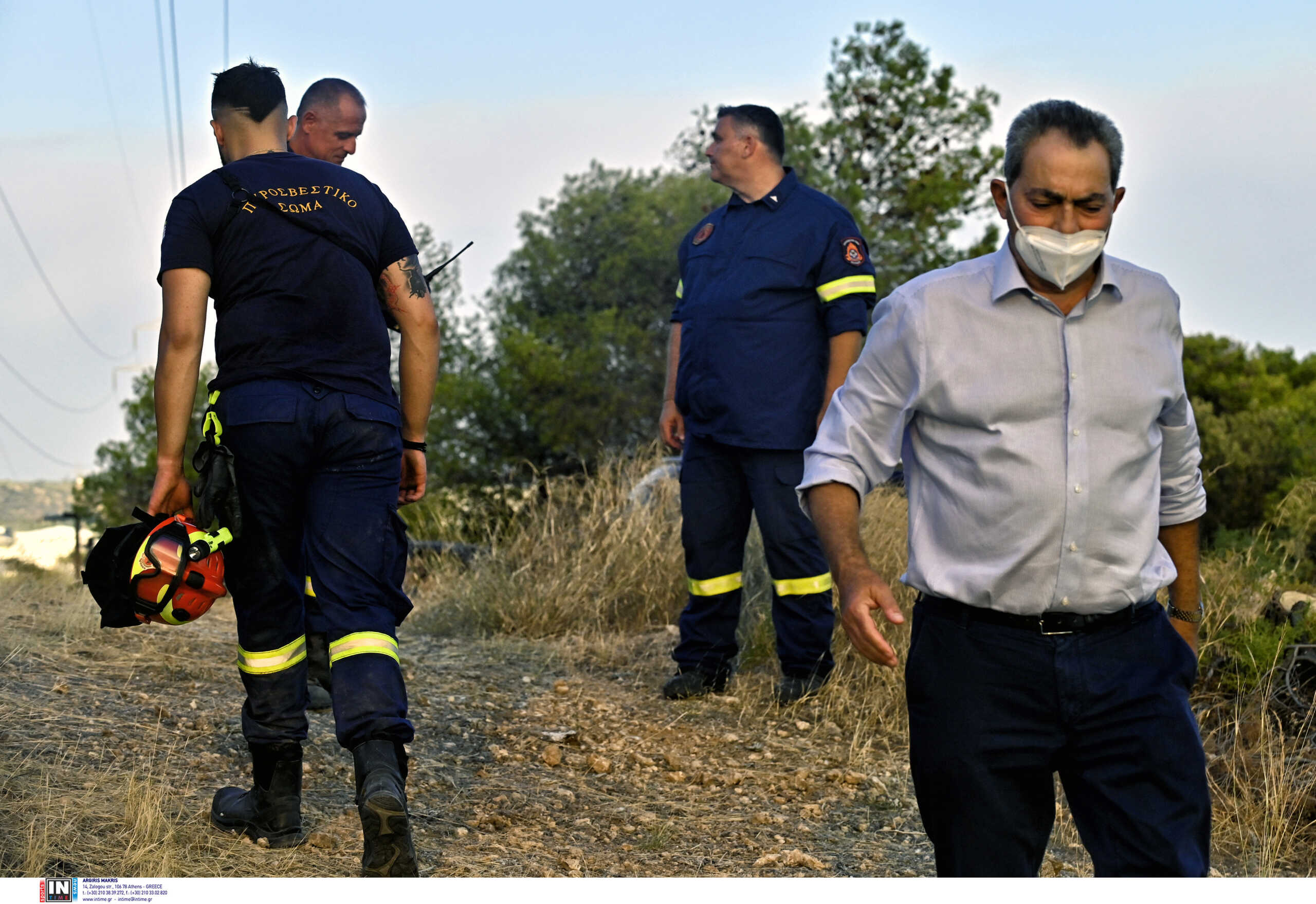 Φωτιά στη Θεσσαλονίκη: Στο νοσοκομείο 2 πυροσβέστες που λιποθύμησαν στην κατάσβεση