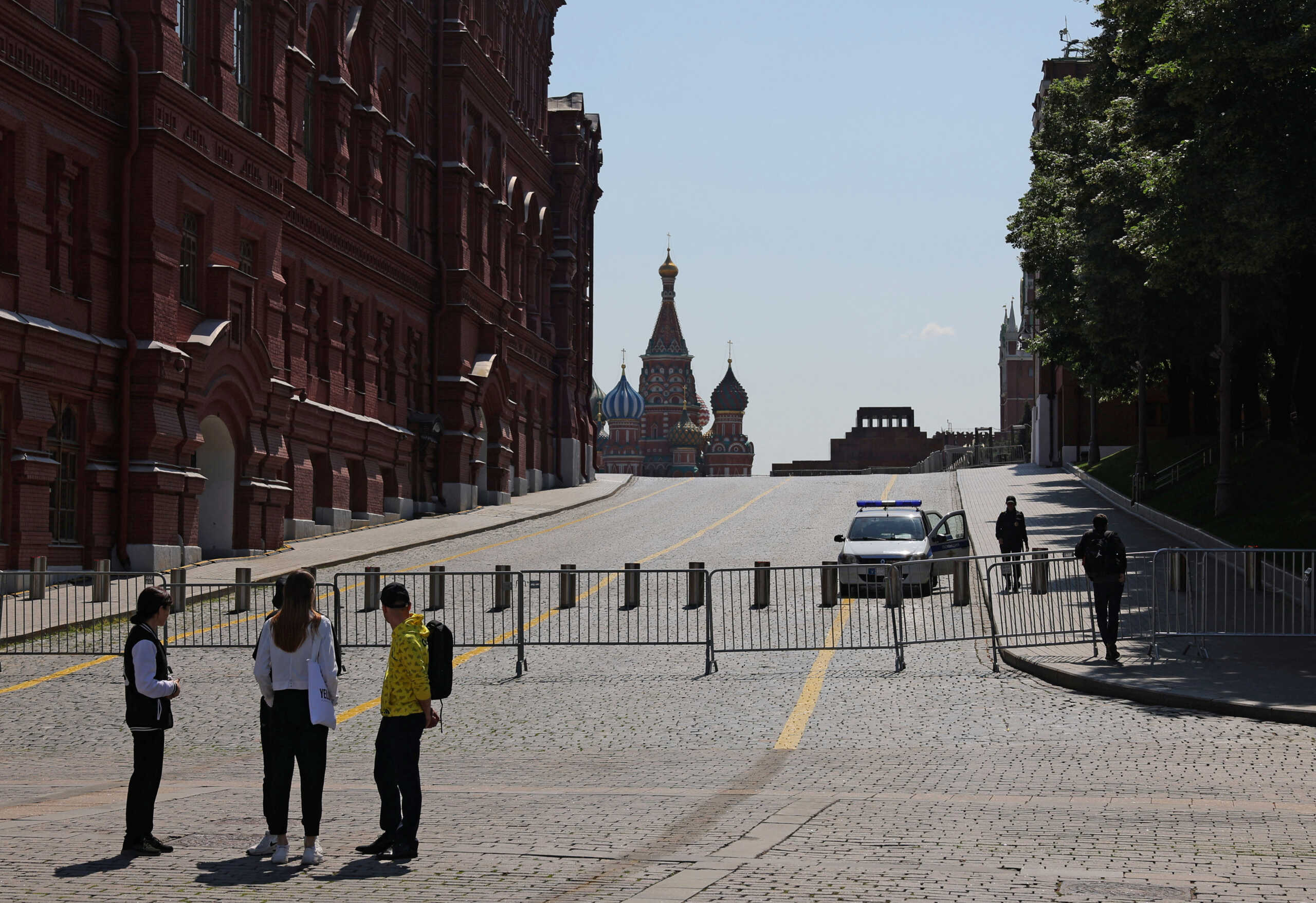 People stand near the closed Red Square in Moscow, Russia June 25, 2023. REUTERS