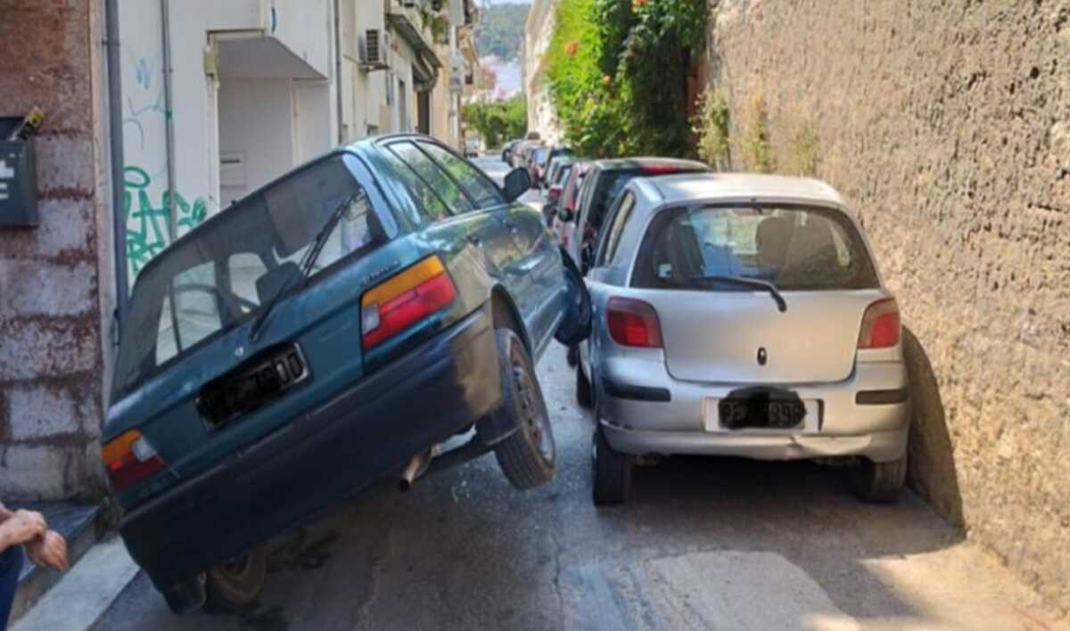 Ρέθυμνο: Απίστευτο τροχαίο – Οδηγός δεν χωρούσε να περάσει σε στενό και «καβάλησε» παρκαρισμένο ΙΧ