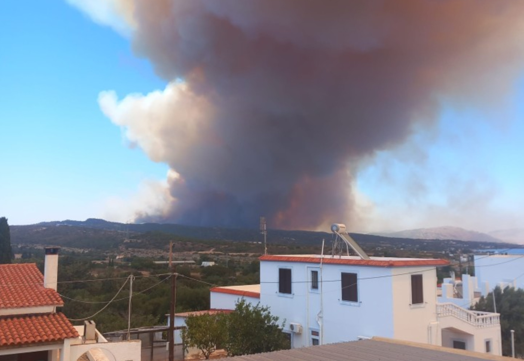 Φωτιά στην Ρόδο: Νέο μήνυμα του 112 για εκκένωση οικισμών