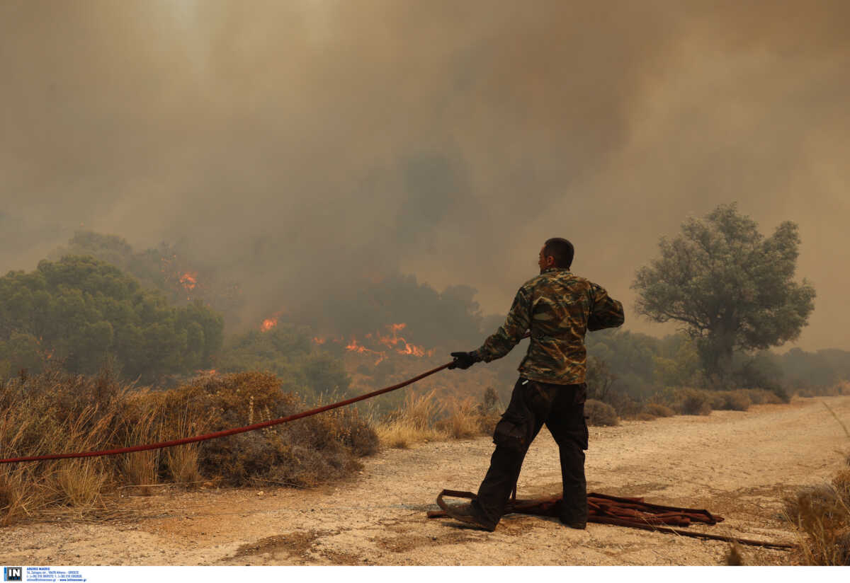 Φωτιά στην Ρόδο: Μάχη όλη νύχτα με τις φλόγες – Ξεκίνησαν ξανά να επιχειρούν τα εναέρια μέσα