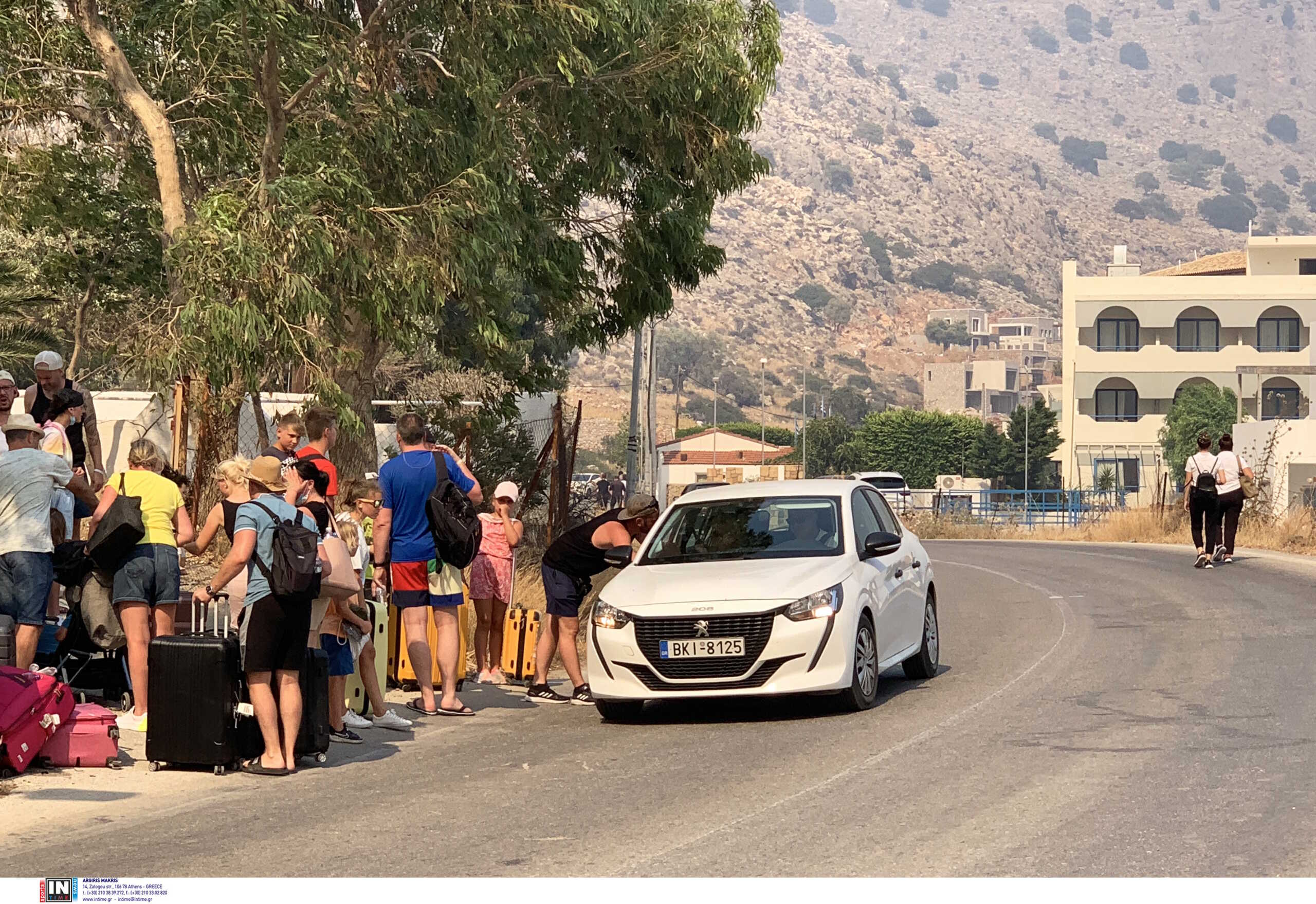 Φωτιά στη Ρόδο: «Φύγαμε με πετσέτες στα πρόσωπα» – Εκατοντάδες τουρίστες «δραπετεύουν» από τις φλόγες