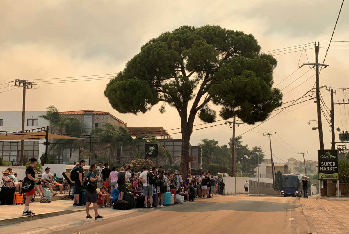 Φωτιά στη Ρόδο: Ενεργοποιείται η Μονάδα Διαχείρισης Κρίσεων του Υπουργείου Εξωτερικών