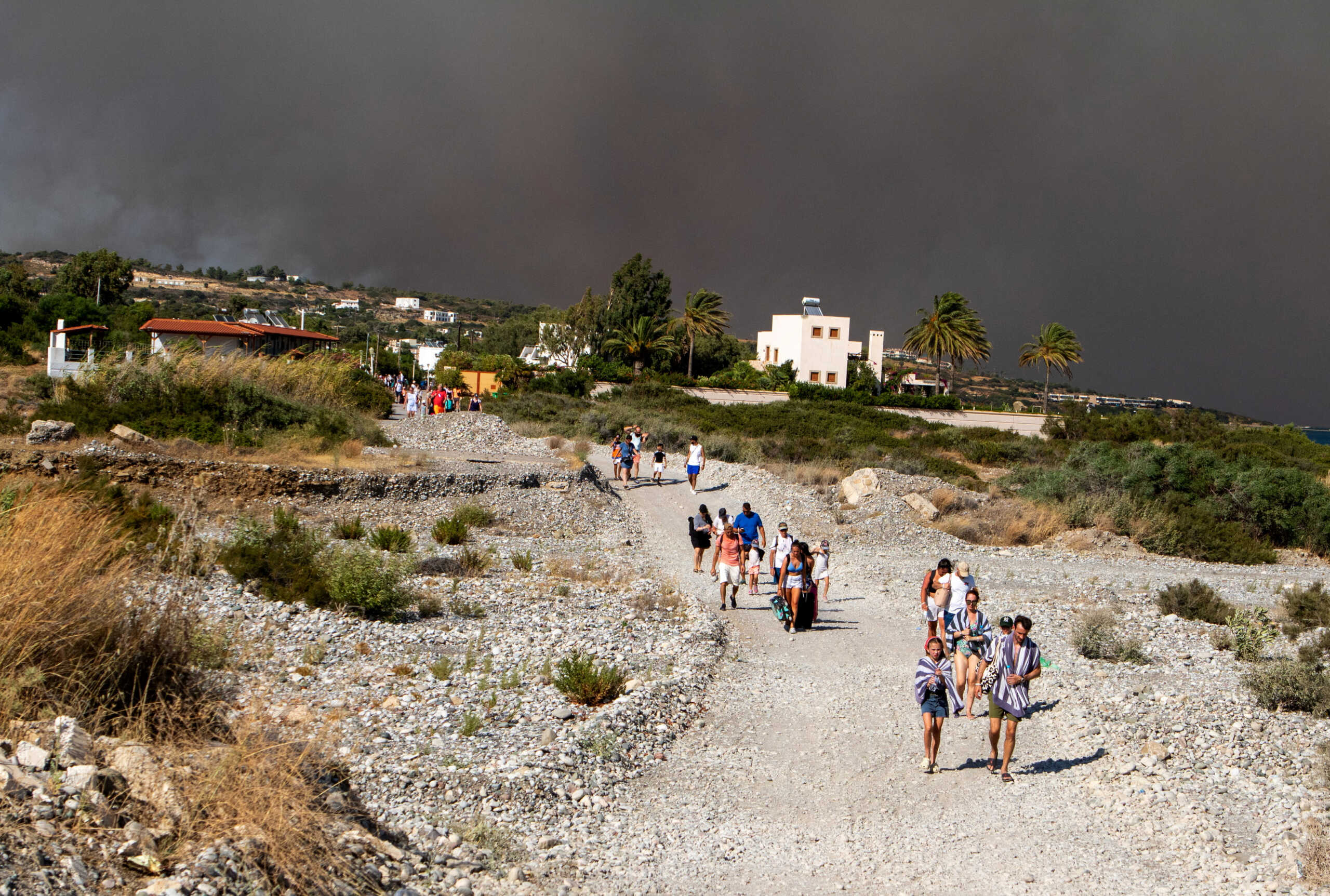 Φωτιά στη Ρόδο: «Ήταν σαν το τέλος του κόσμου» – Τουρίστες μεταδίδουν στο εξωτερικό τον εφιάλτη που ζουν στο νησί