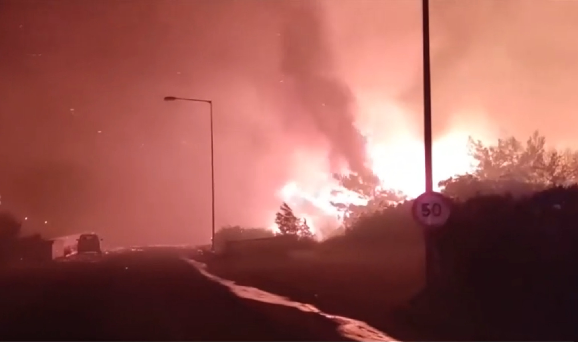 Φωτιά στην Ρόδο: Συγκλονιστικές εικόνες μέσα από την κόλαση στο Κιοτάρι – Φλόγες και σπίθες πετάγονται από παντού