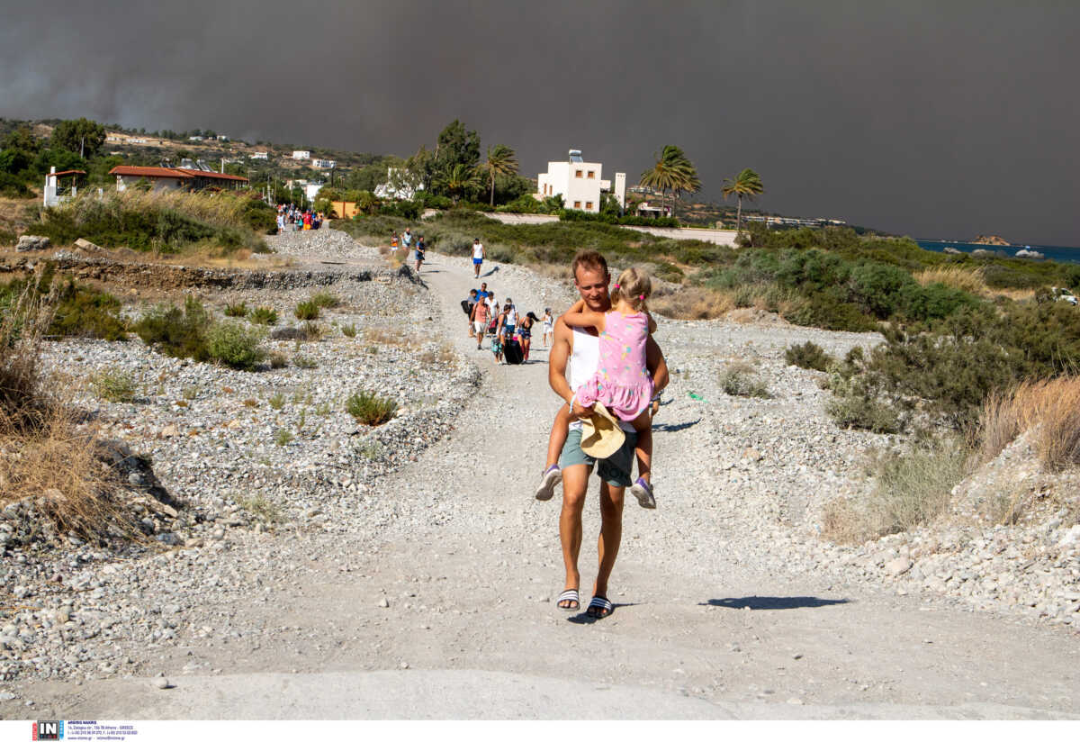 Φωτιά στη Ρόδο: 10.000 τουρίστες στον δρόμο – Οι φλόγες σταμάτησαν στη θάλασσα