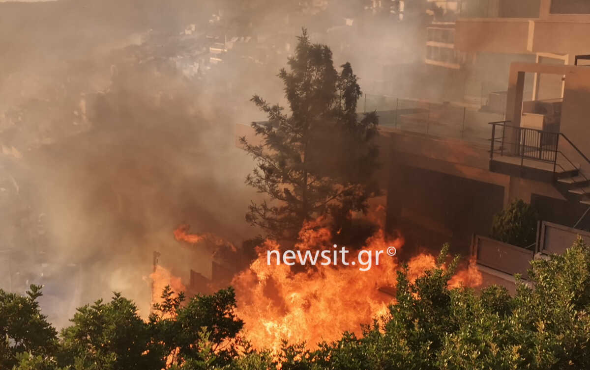 Φωτιά σε Κουβαρά, Σαρωνίδα, Λαγονήσι: Σπίτι σπίτι η μάχη με τις φλόγες – Αγώνας δρόμου μέχρι να δύσει ο ήλιος
