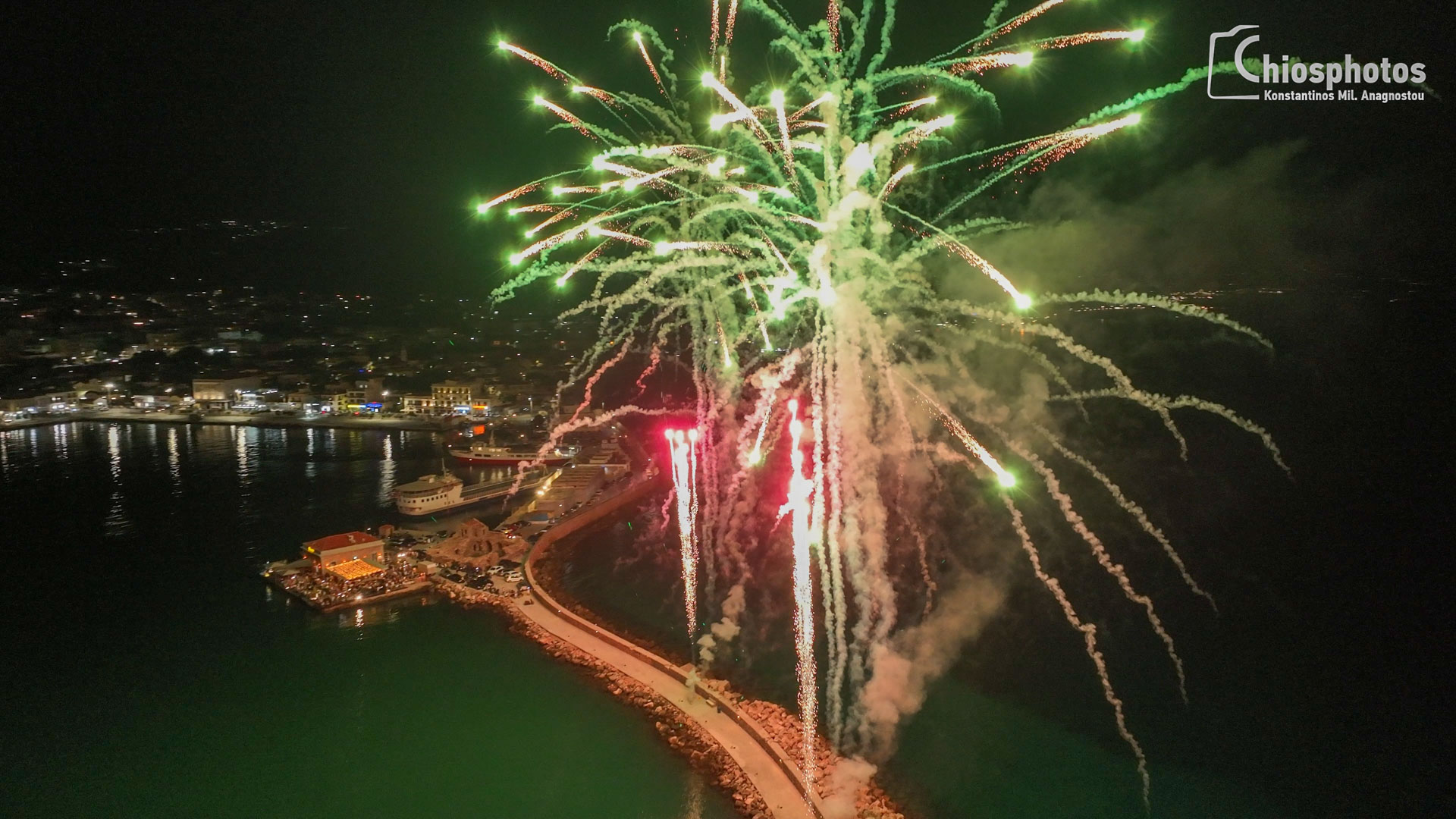 Χίος: Ομογενείς έκαναν τη νύχτα – μέρα με πυροτεχνήματα για την ημέρα ανεξαρτησίας των ΗΠΑ