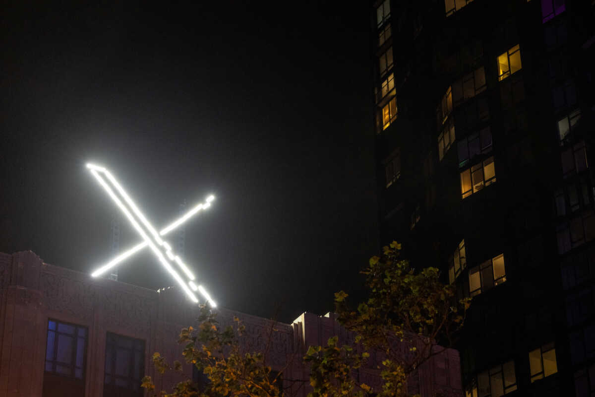 Έλον Μασκ: Τον ανάγκασαν να ξηλώσει την πινακίδα «X» από τα γραφεία του Twitter