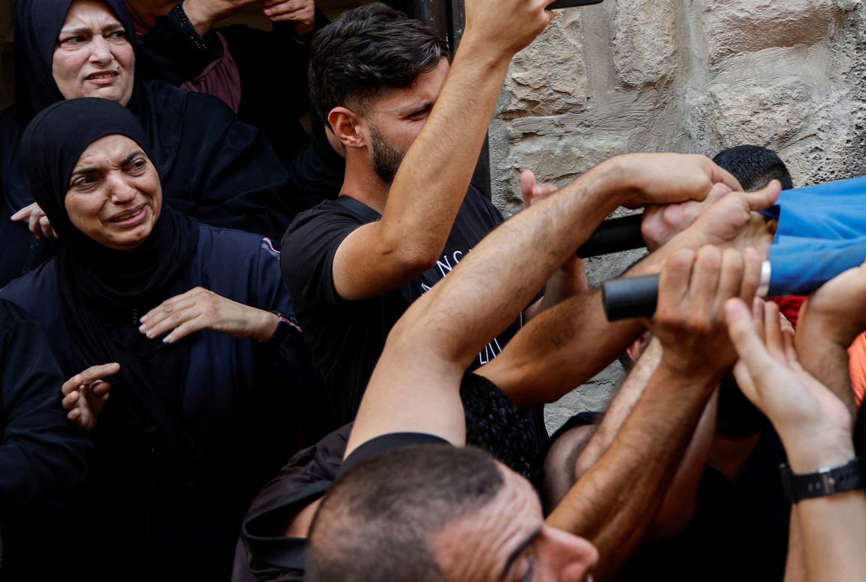 SENSITIVE MATERIAL. THIS IMAGE MAY OFFEND OR DISTURB   Mourners carry the body of Palestinian gunman Mustafa Qonboa, who was killed by Israeli forces, during his funeral in Jenin in the Israeli-occupied West Bank August 17, 2023. REUTERS