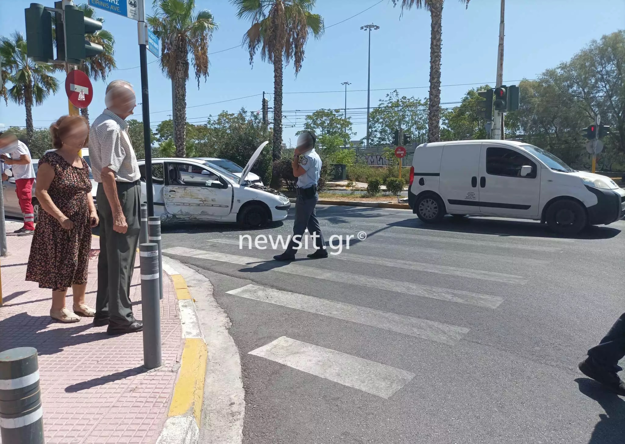 Τροχαίο στην παλιά παραλιακή: Βίντεο από τη στιγμή που το αυτοκίνητο χτυπάει την γυναίκα