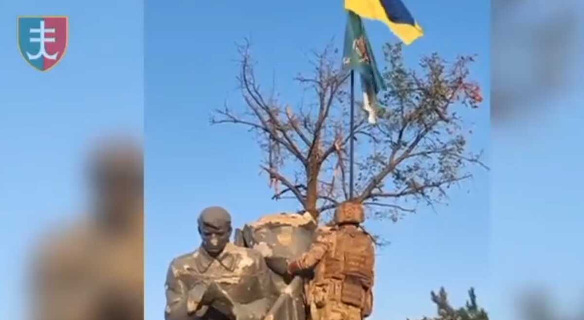 Ουκρανία: Ανακατέλαβε το χωριό Ουροζάινε από τους Ρώσους – Τα πλάνα από την έπαρση της σημαίας