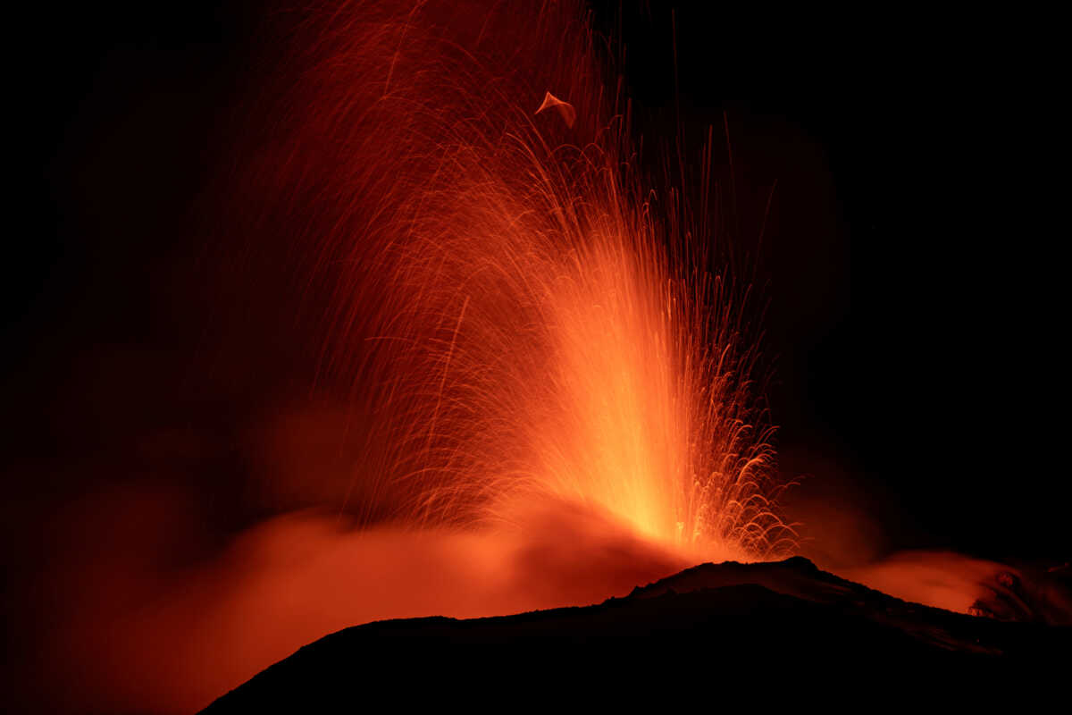 Νέα έκρηξη του ηφαιστείου της Αίτνας: Έκλεισε το αεροδρόμιο της Κατάνιας – Εντυπωσιακές εικόνες