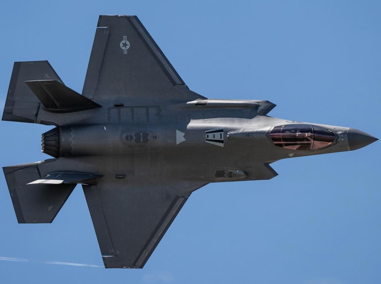 Athens Flying Week 2023: Τρία F-35 πέταξαν πάνω από την Αθήνα