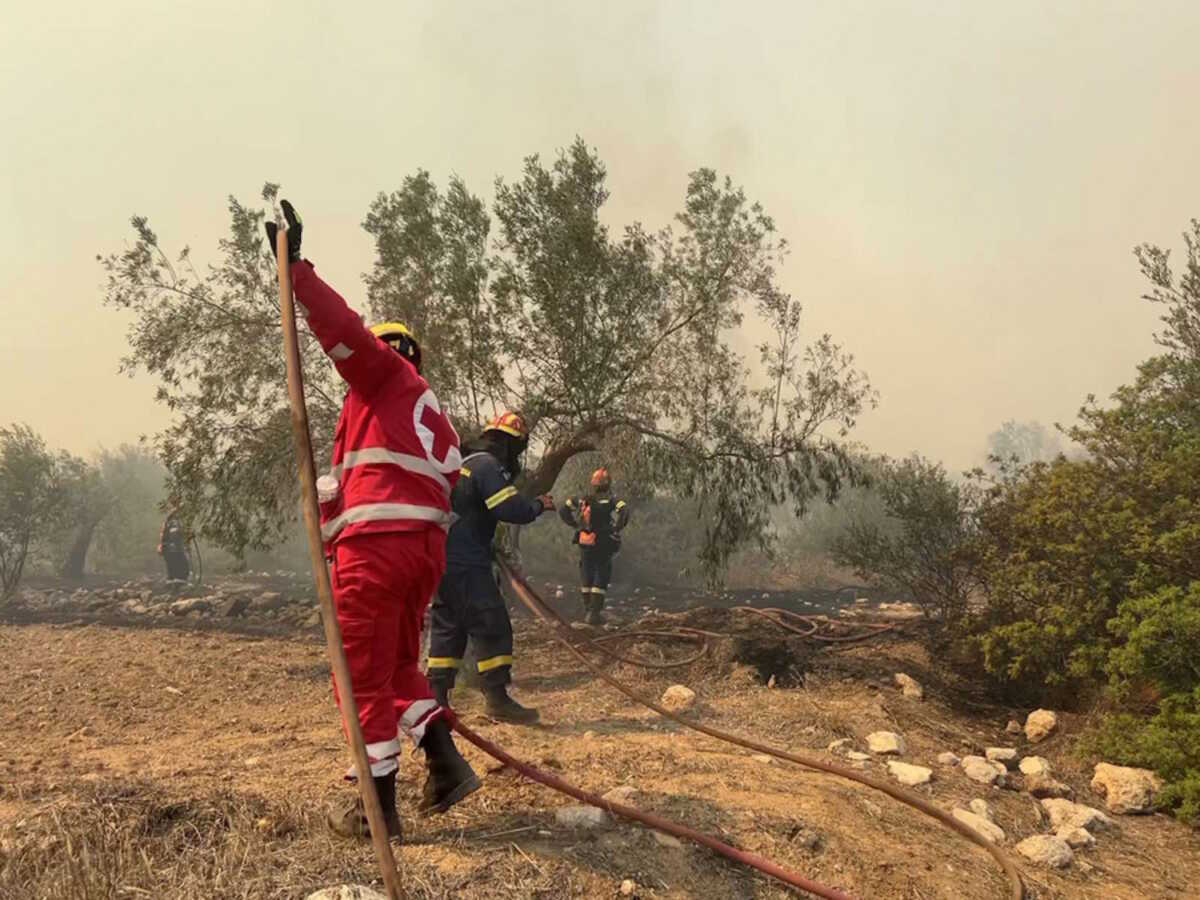 Φωτιά στη Βοιωτία: Συνεχίζεται η μάχη σε Πρόδρομο και Ταρσό