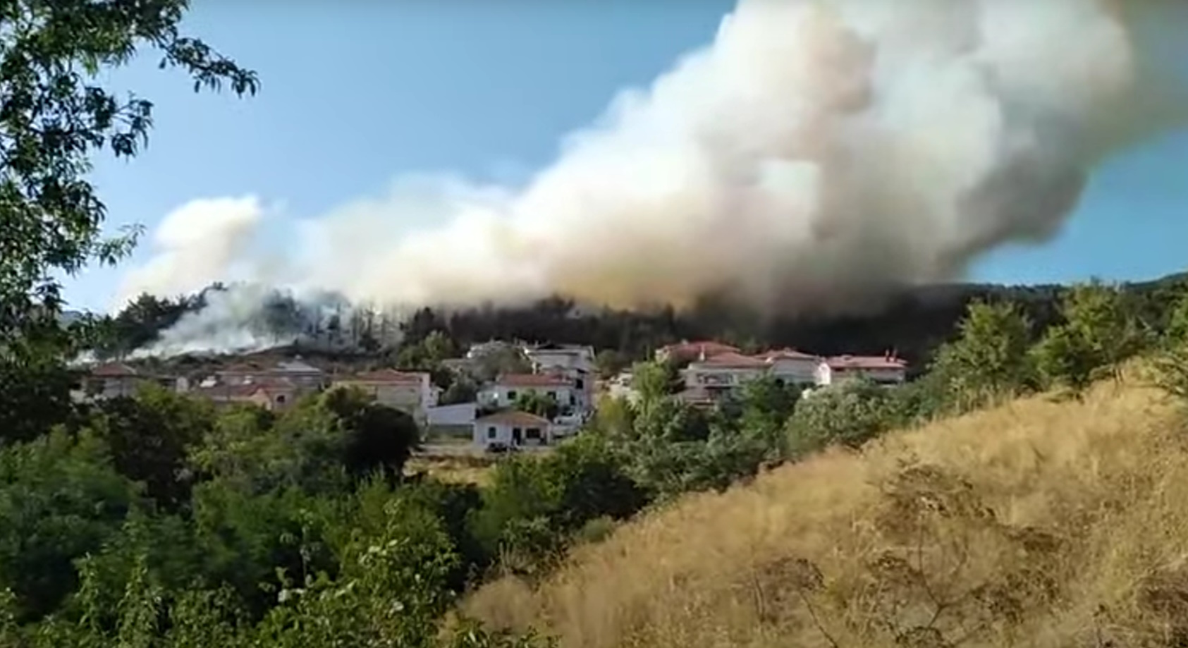 Φωτιά στα Γρεβενά – Καίγεται δάσος στη Δεσκάτη