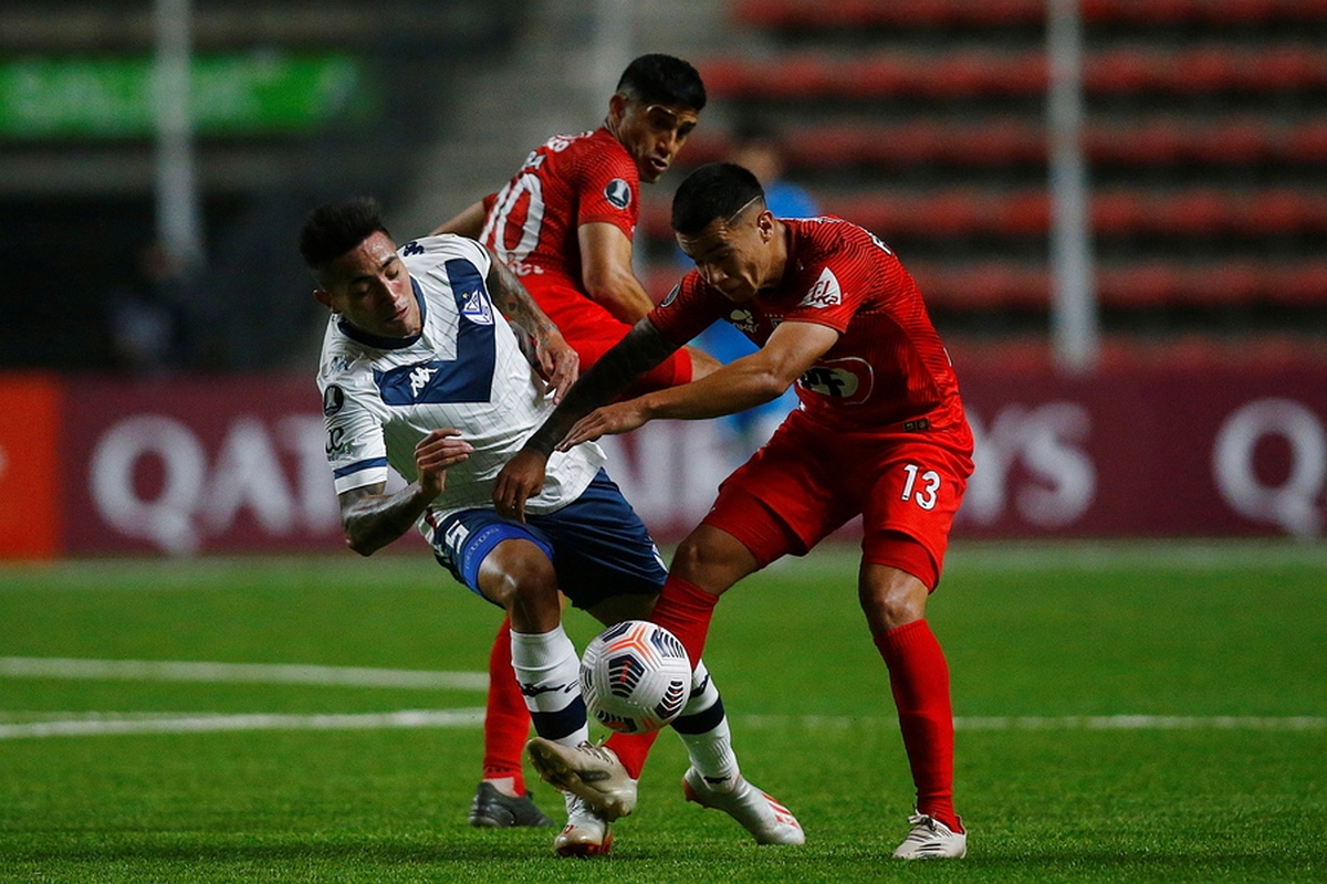 epa09178072 Matias Fernandez Cordero (R) of Union La Calera in action against Francisco Gabriel Ortega of Velez Sarsfield during a Copa Libertadores group G soccer match at the Nicolas Chahuan Nazar Municipal Stadium in La Calera, Chile, 04 May 2021.  EPA