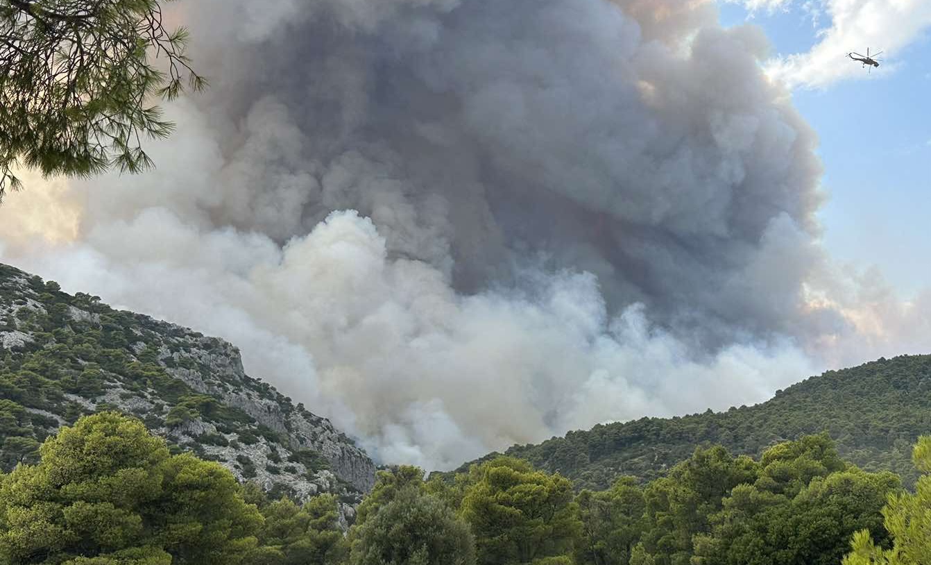 Φωτιά στην Πάρνηθα: Καίει σε δύο μέτωπα – Τιτάνια μάχη με τις φλόγες στον Εθνικό Δρυμό, κάηκαν δεκάδες σπίτια