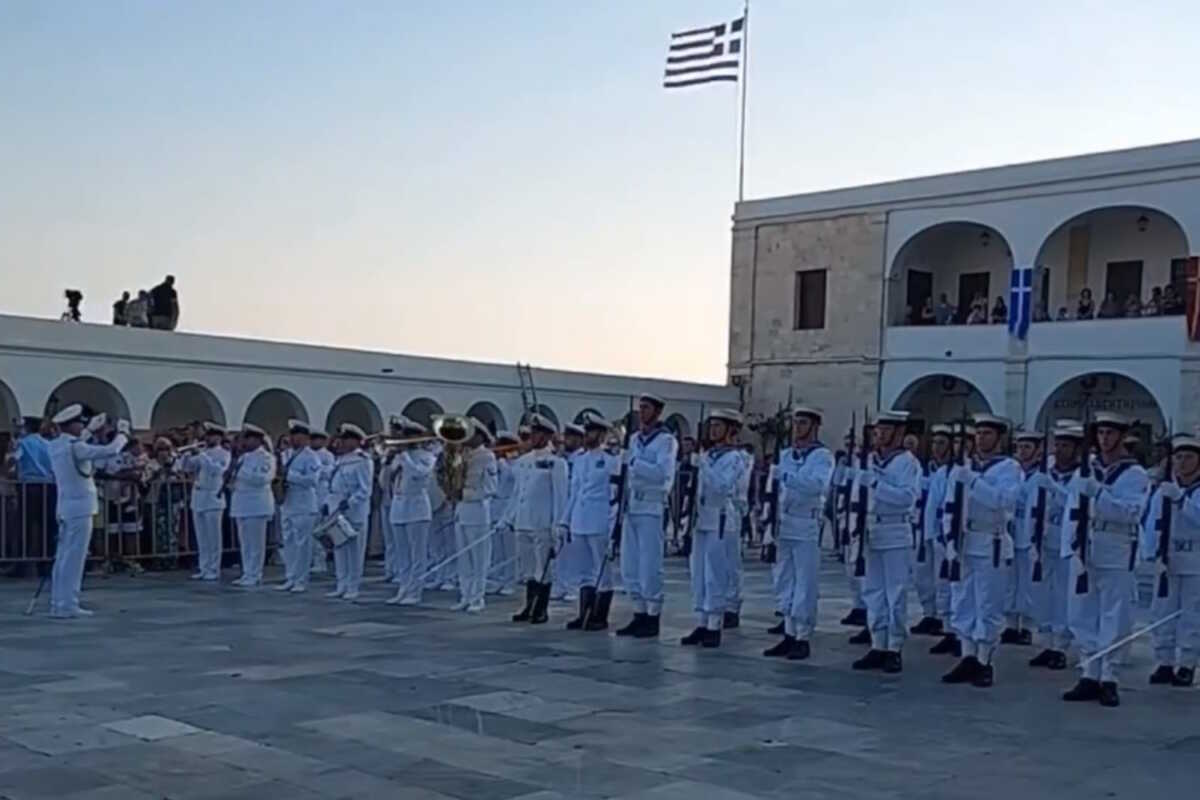 Δεκαπενταύγουστος 2023: Στην Τήνο η μπάντα του Πολεμικού Ναυτικού έψαλε τον εθνικό ύμνο
