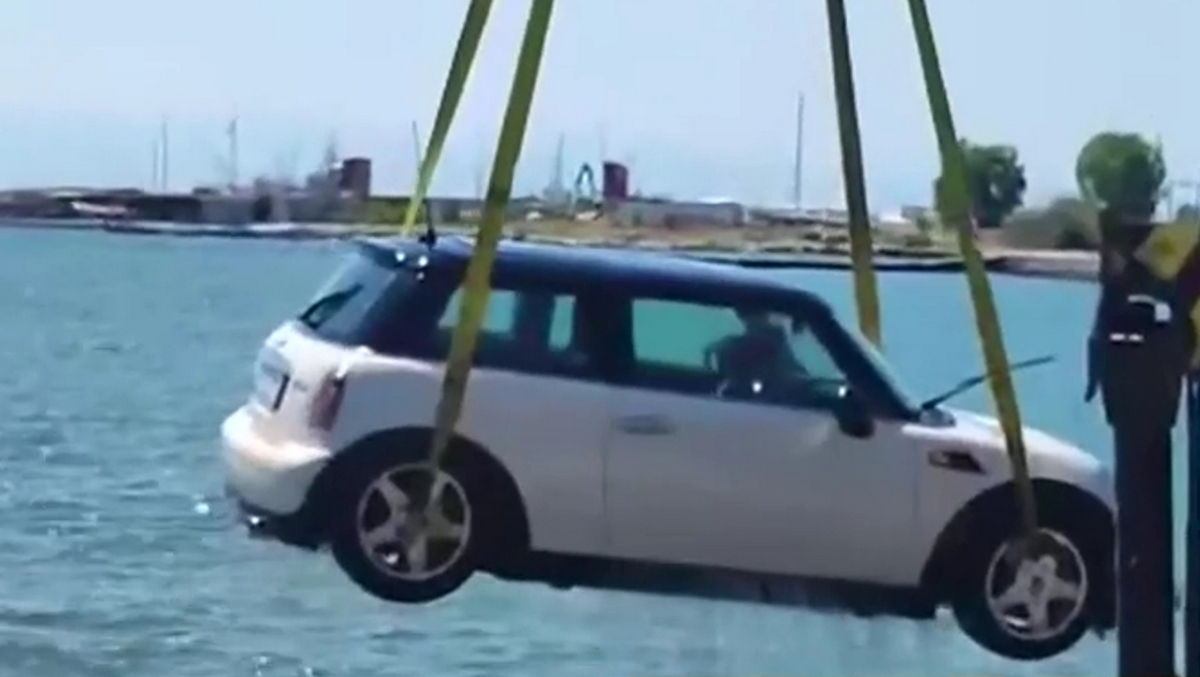 Χαλκιδική: Αυτοκίνητο βρέθηκε να επιπλέει στη θάλασσα στην παραλία των Νέων Μουδανιών