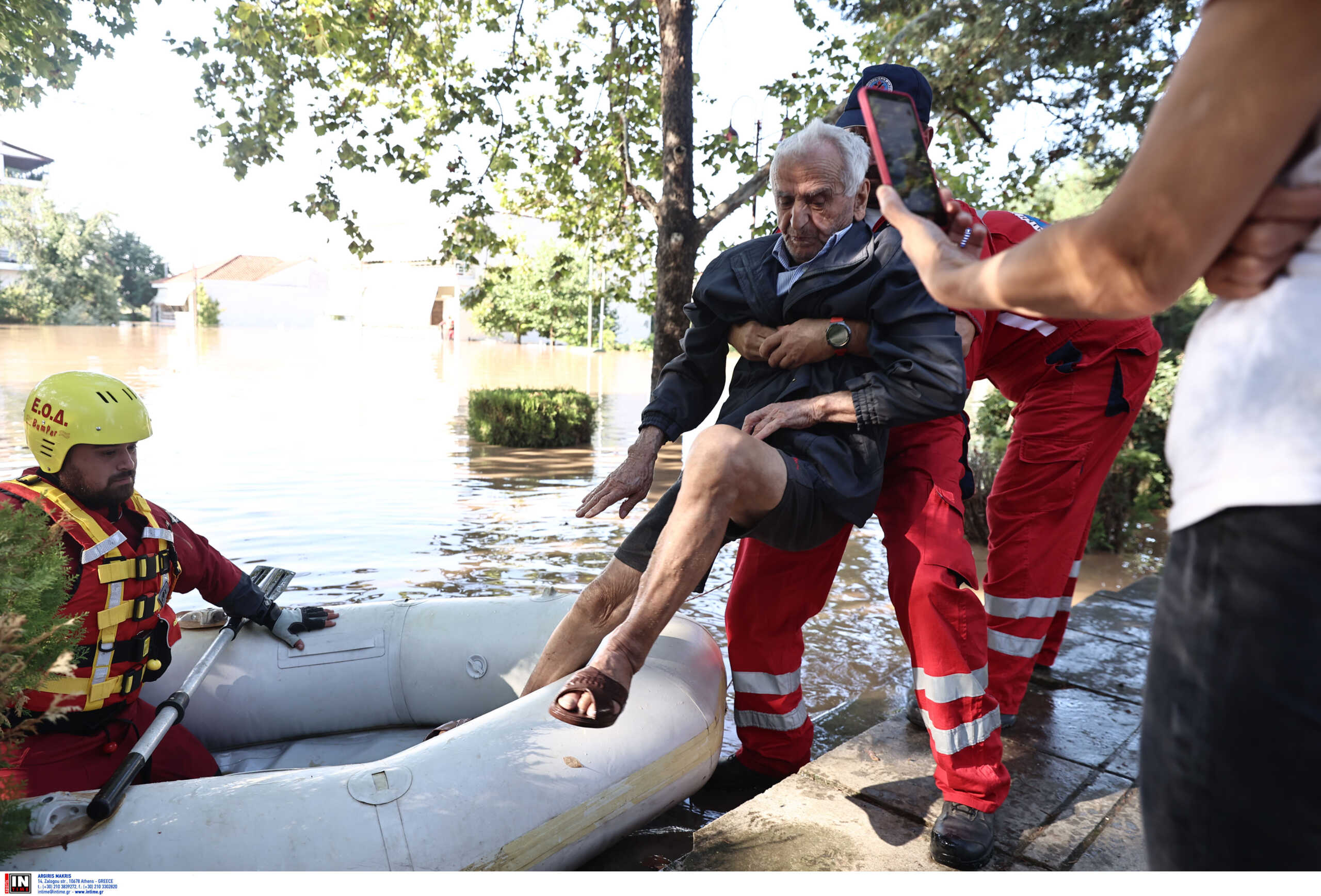 Κακοκαιρία – Λάρισα: Δραματικές εικόνες διάσωσης εγκλωβισμένων ανθρώπων – Μπήκαν στην πόλη τα νερά του Πηνειού