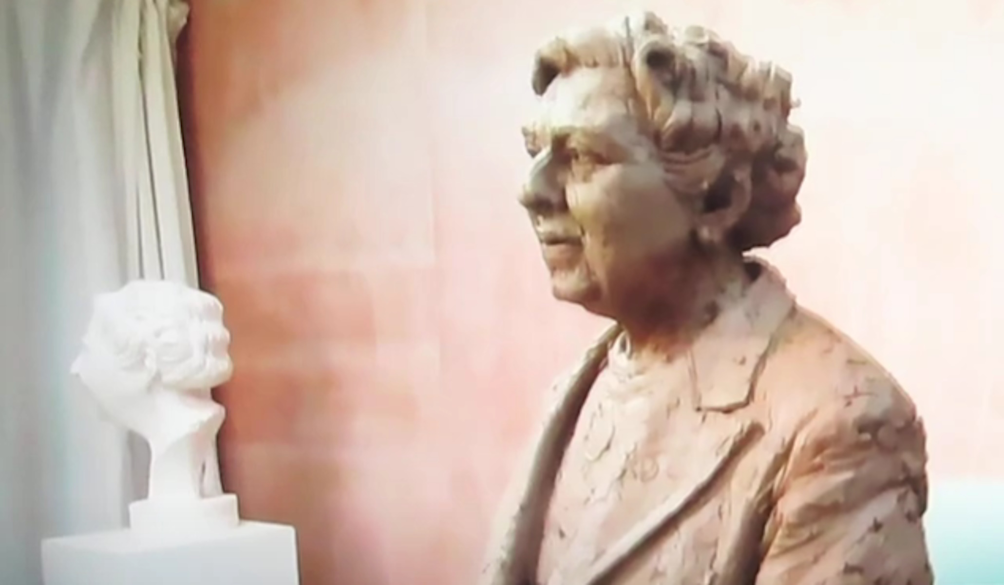 Αγκάθα Κρίστι: Άγαλμα της μετρ του μυστηρίου στην πόλη που έζησε 42 χρόνια