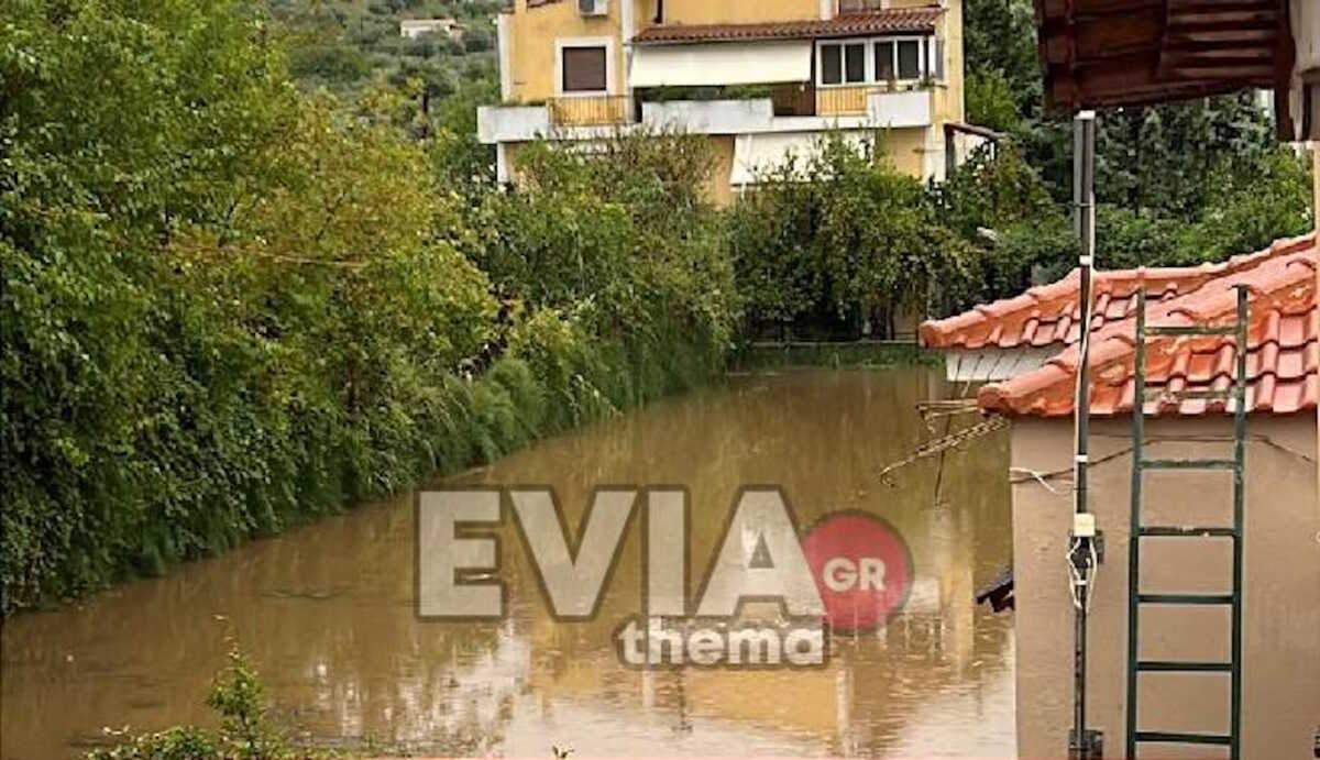 Κακοκαιρία Elias: Στην Εύβοια κάτοικοι ανέβηκαν σε ταράτσες – Κατέφτασαν ομάδες διάσωσης από τη Θεσσαλία και τη Στερεά