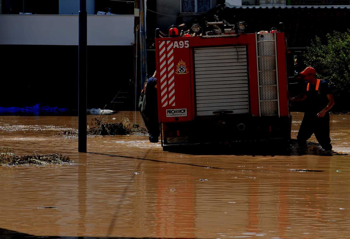 Κακοκαιρία – Θεσσαλία: Τούμπαραν σωστικές λέμβοι με 4 πυροσβέστες και 3 πολίτες