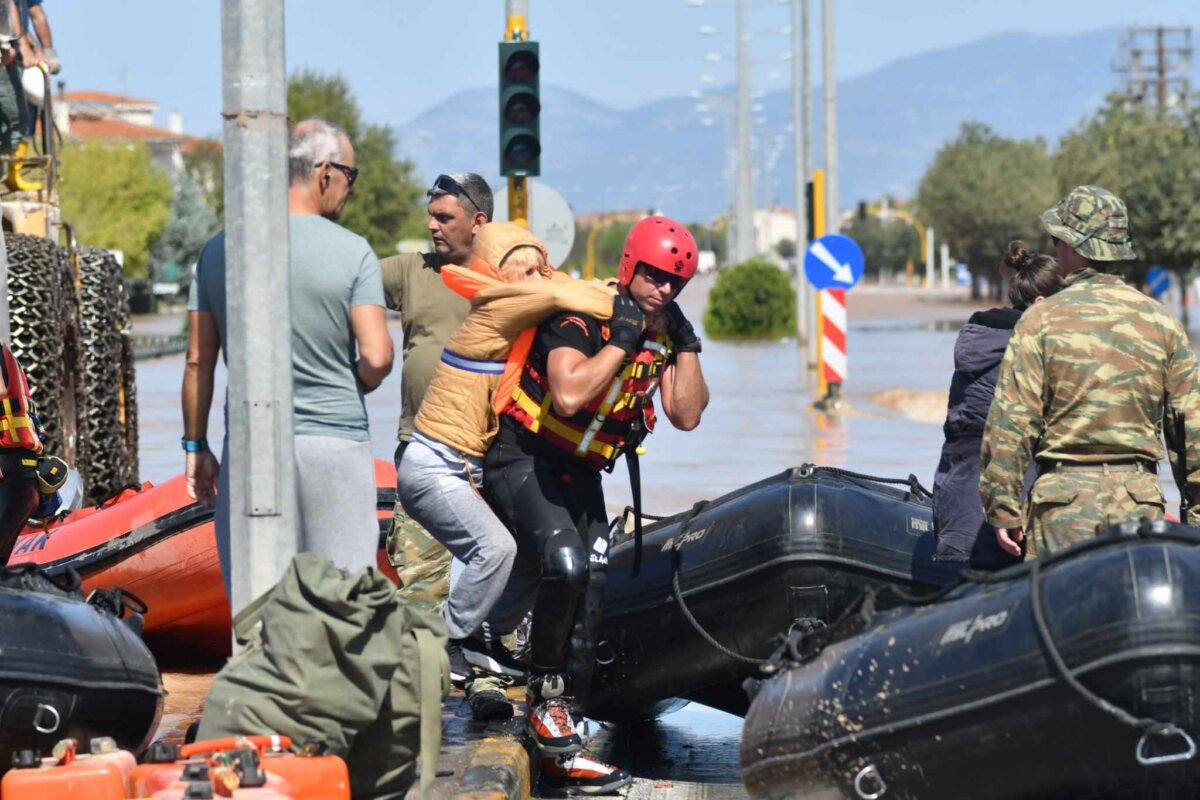 Κακοκαιρία – Λάρισα: Καρέ καρέ η μεγάλη επιχείρηση απεγκλωβισμού στις Εργατικές Κατοικίες Γιάννουλης