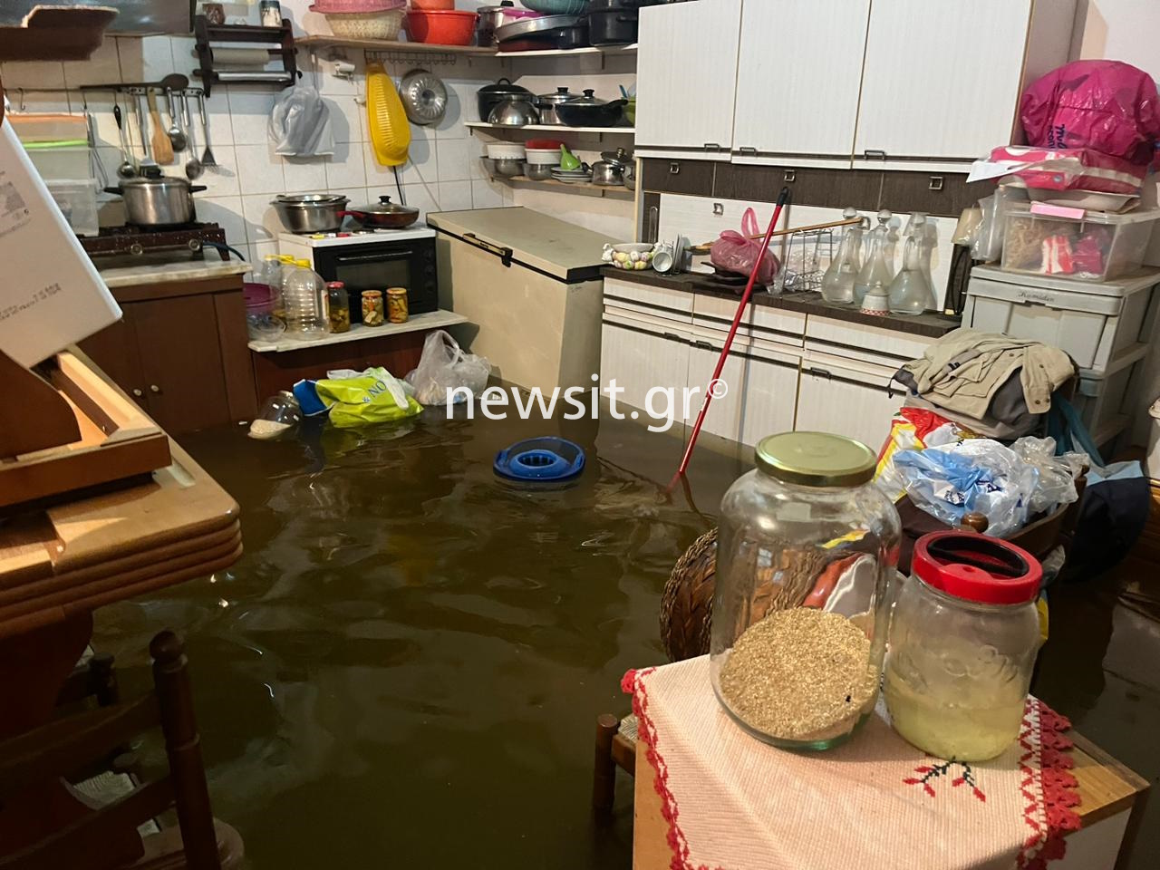 Κακοκαιρία Daniel – Καρδίτσα: Δεκάδες σπίτια και επιχειρήσεις στον Παλαμά πλημμύρισαν – Απεγκλωβίζουν κατοίκους