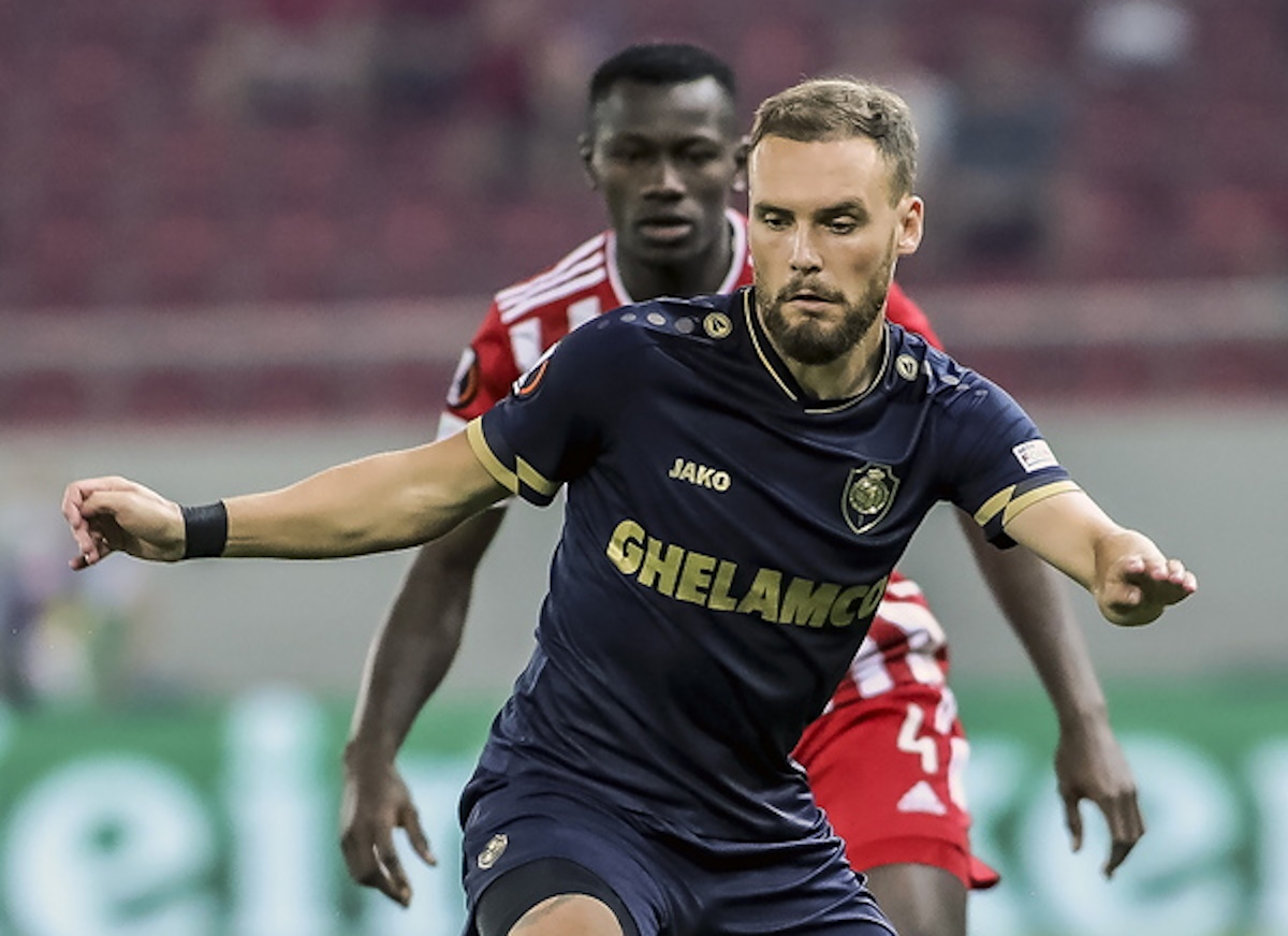 epa09472311 Olympiacos’s Mohamed Camara (back) vies for the ball with Antwerp’s Birger Verstraete during the UEFA Europa League Group D soccer match held at “G.Karaiskakis” Stadium in Pireaus, Greece, 16 August 2021.  EPA