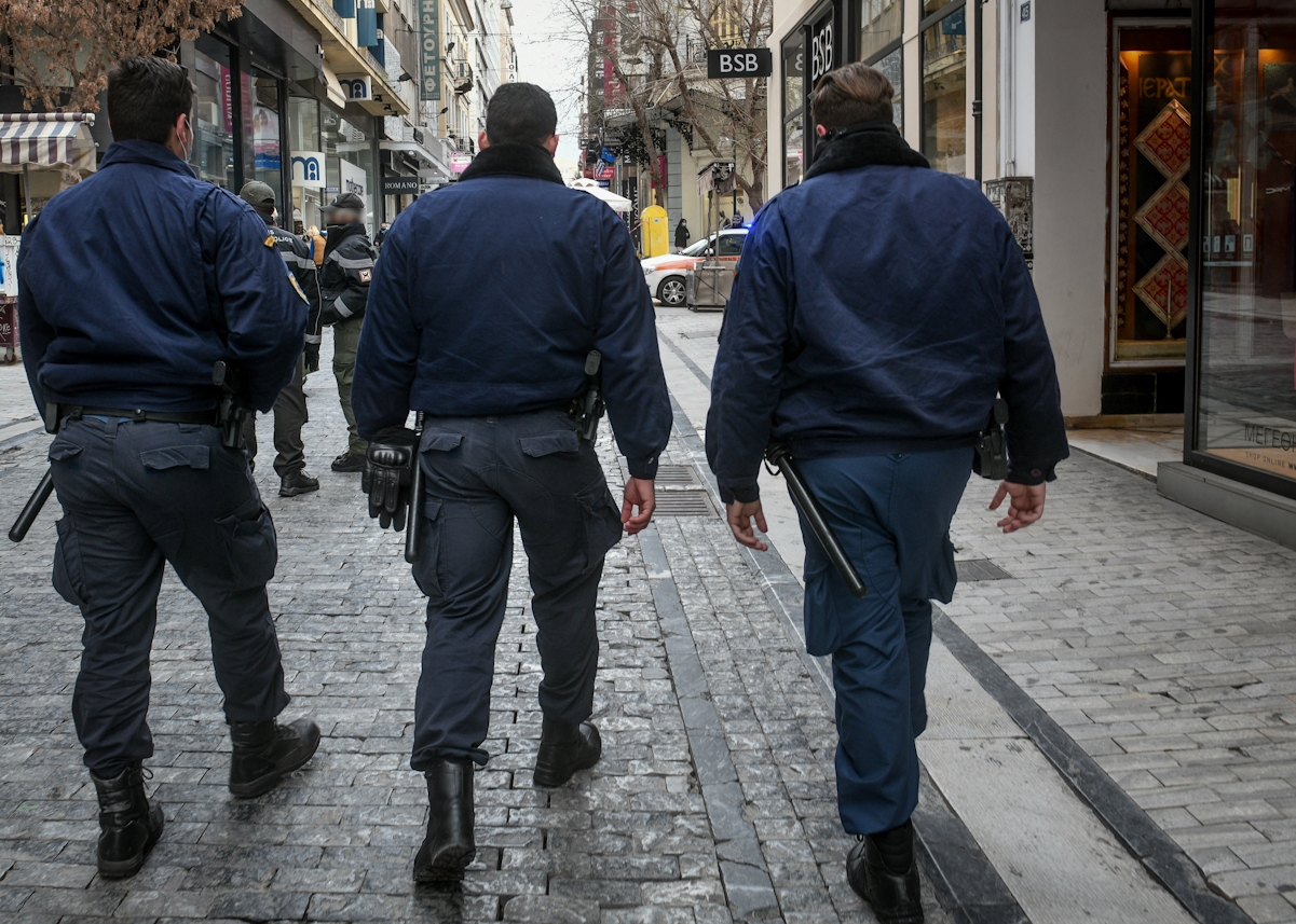 Τρίκαλα: Δημοτικός αστυνομικός δεν πήγε 26 μέρες στη δουλειά – Η «καμπάνα» στον κοπανατζή
