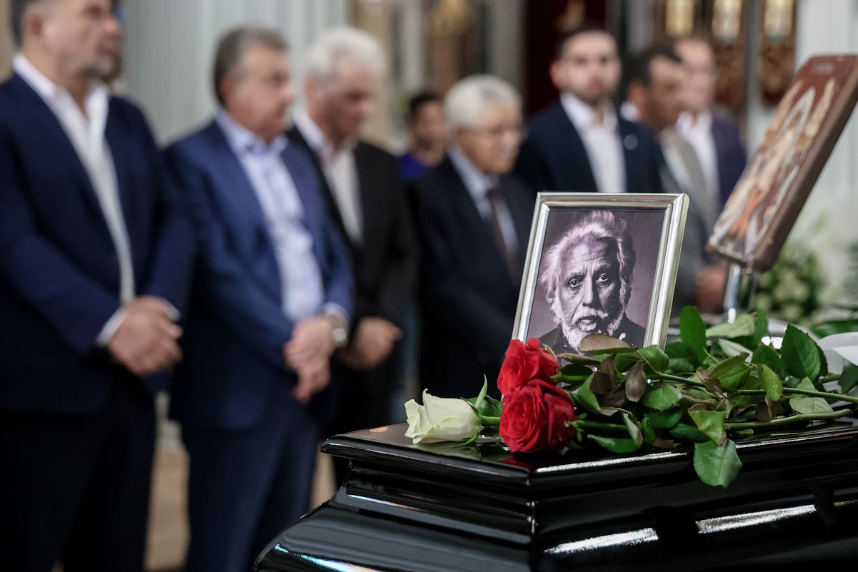 Γιώργος Γραμματικάκης: Συγκίνηση στην κηδεία του πρώην πρύτανη – «Κόσμημα για την Ελλάδα» είπε ο Νίκος Ανδρουλάκης
