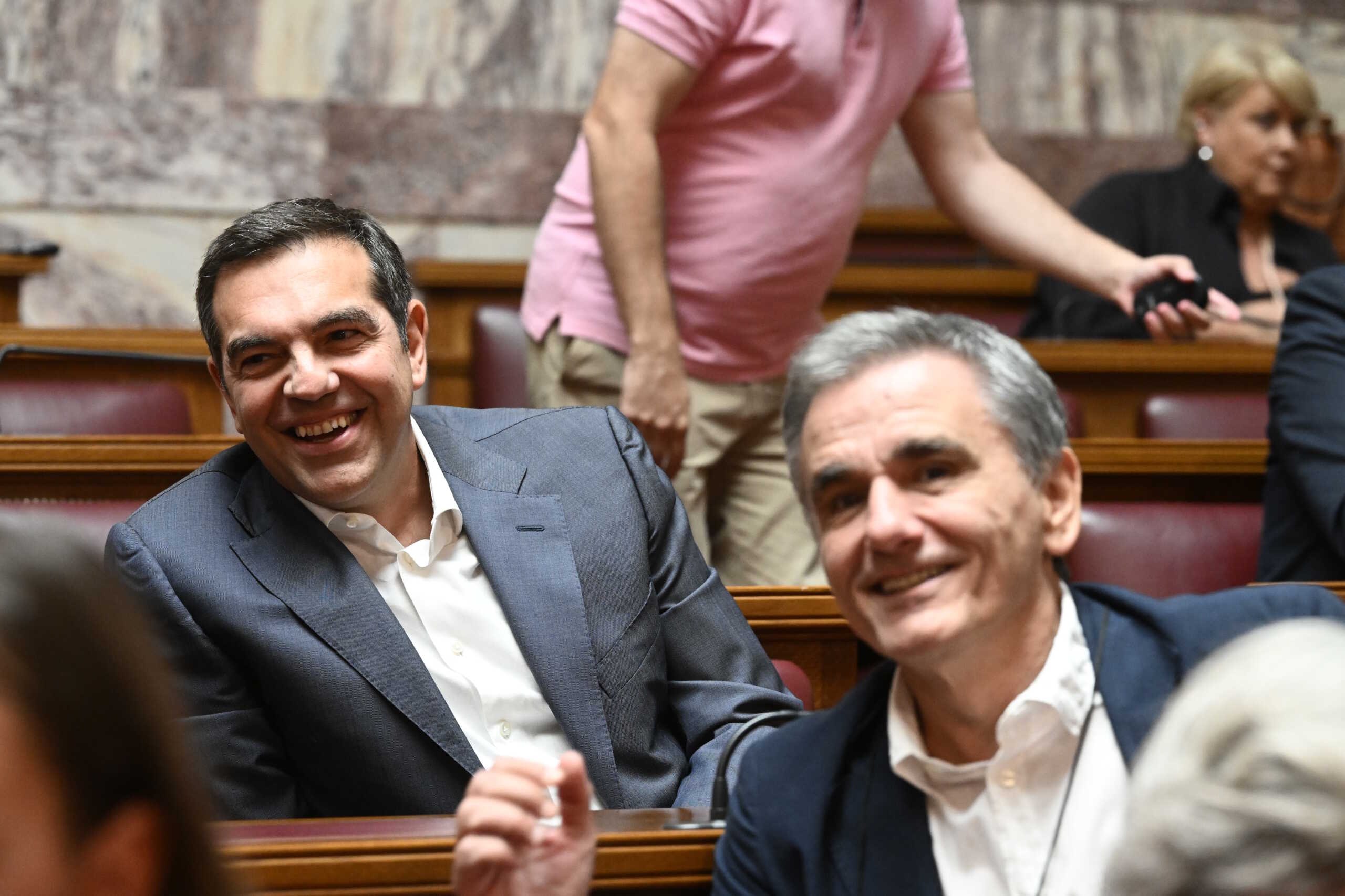 Μέσα στην Κοινοβουλευτική Ομάδα του ΣΥΡΙΖΑ – O αφηρημένος Κασσελάκης, ο Τσίπρας στη γαλαρία,  ο άνετος Τσακαλώτος και η «πρώτη» της Αχτσιόγλου