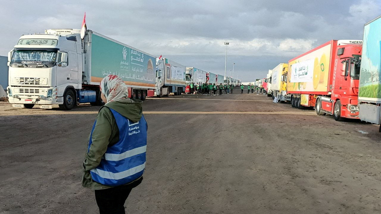 Μέση Ανατολή: Με το βλέμμα στη Ράφα – 20 φορτηγά με 3.000 τόνους βοήθειας περιμένουν το πράσινο φως 
