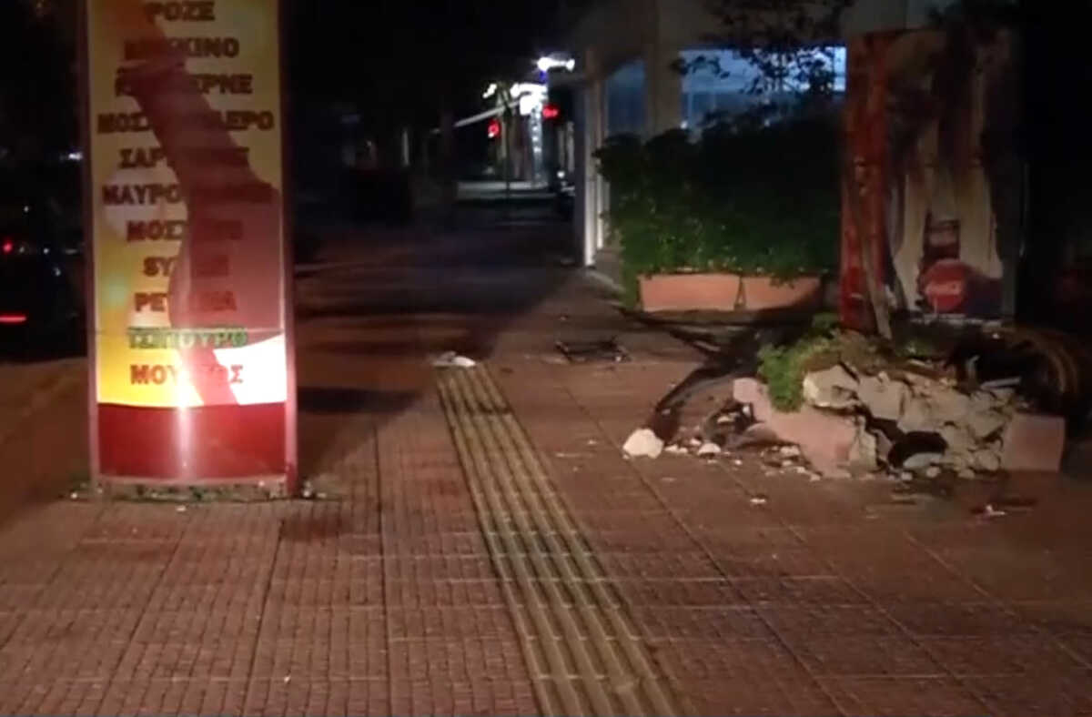 Ηλιούπολη: Τροχαίο με έναν νεκρό στην Σοφοκλή Βενιζέλου – Μηχανή πήρε «σβάρνα» κάδο, δέντρο, βαρέλι και κράσπεδο