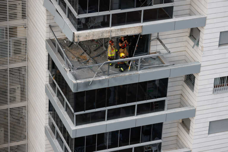 Το Ισραήλ σφυροκοπά αδιάκοπα τη Γάζα - Η Χαμάς εξαπέλυσε ρουκέτες σε Τελ Αβίβ και Ασκελόν