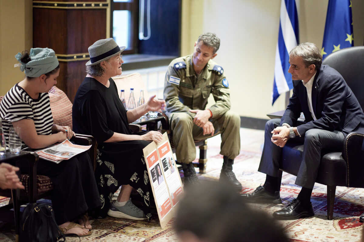 Ο Μητσοτάκης συνάντησε συγγενείς ομήρων που απήχθησαν από τη Χαμάς