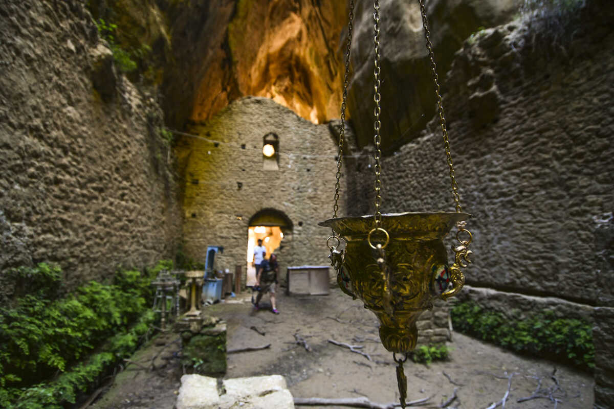 Η απόκοσμη Μονή Ασκητή μέσα στη σπηλιά στην Ηλεία και η άγνωστη ιστορία της