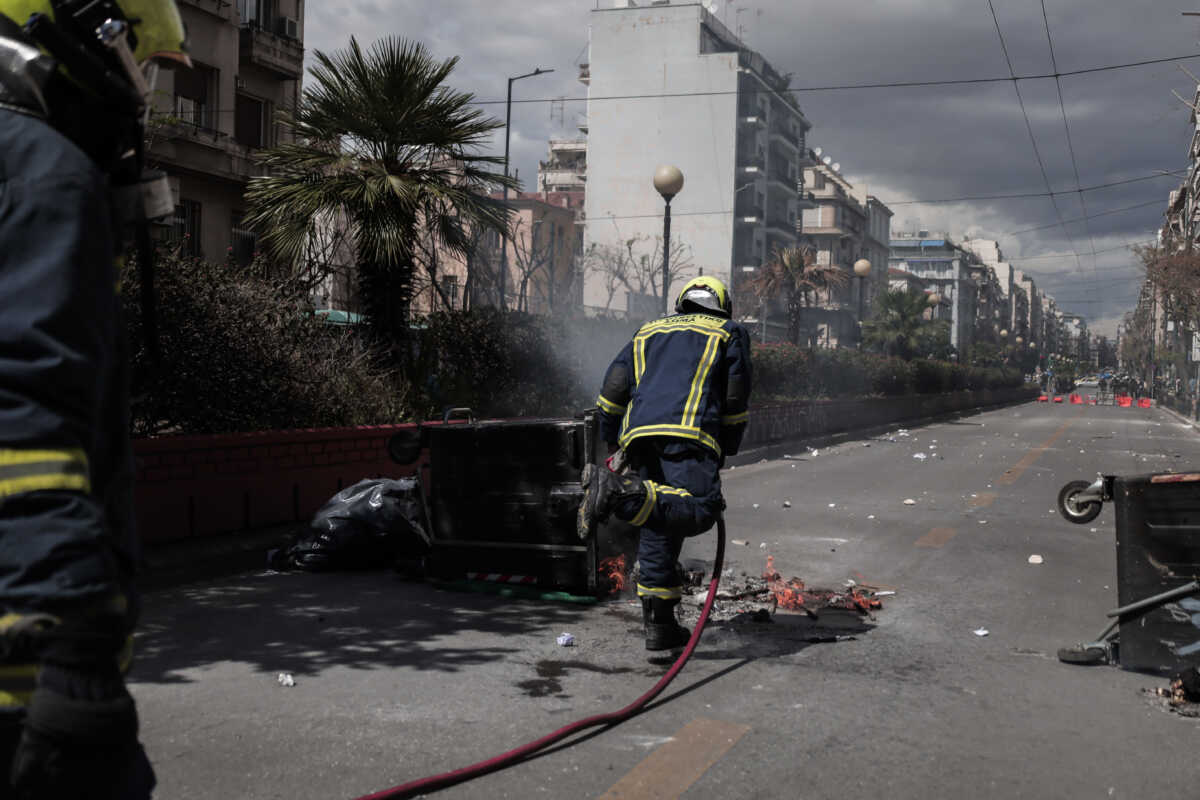 Επεισόδια έξω από την ΑΣΟΕΕ – Πυρπόλησαν κάδους, πεδίο μάχης  η Πατησίων