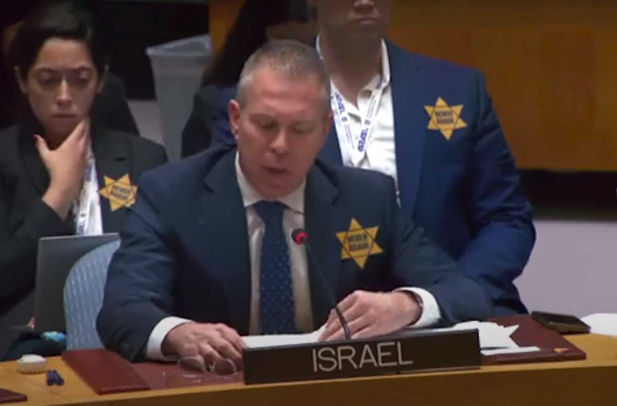 Μέση Ανατολή: Ο πρέσβης του Ισραήλ στον ΟΗΕ καρφίτσωσε στο στήθος το κίτρινο αστέρι