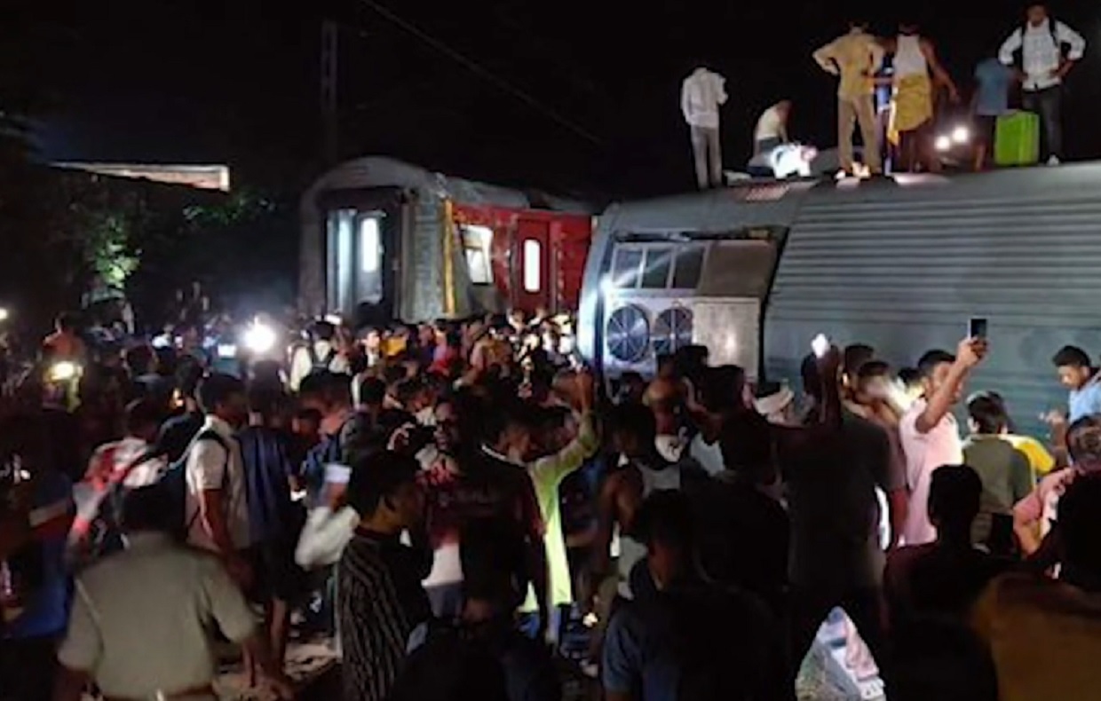 Ινδία: Τουλάχιστον 4 νεκροί και 100 τραυματίες από εκτροχιασμό τρένου