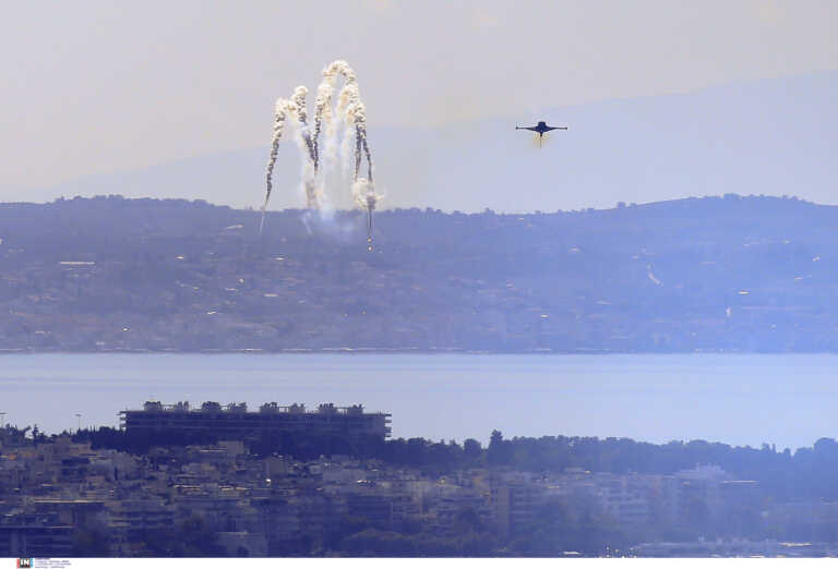 Οι εντυπωσιακοί ελιγμοί του F-16 της ομάδας «ΖΕΥΣ» πάνω από την Θεσσαλονίκη