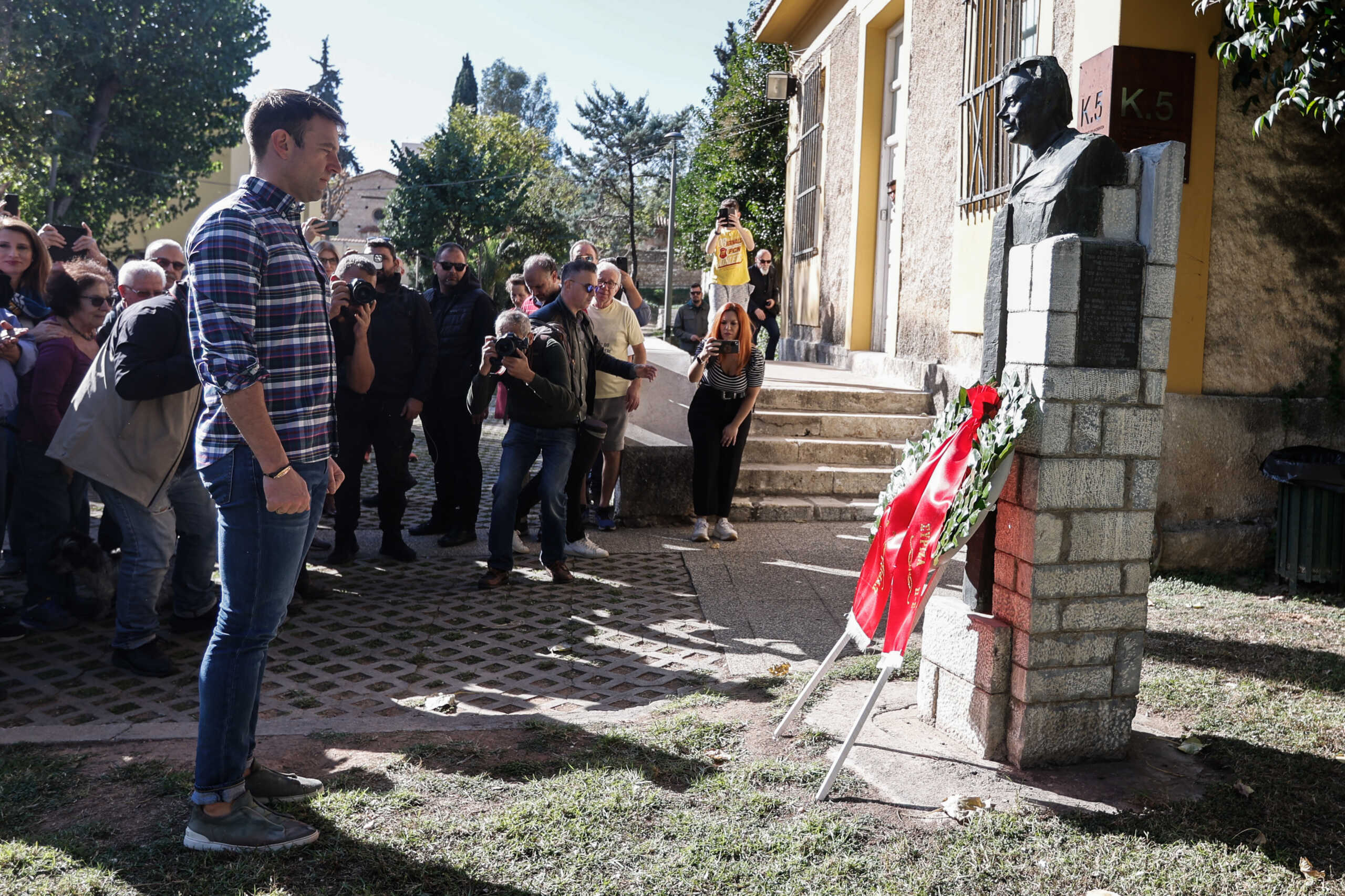 Πολυτεχνείο – 17 Νοέμβρη: Ο Στέφανος Κασσελάκης κατέθεσε στεφάνι στο μνημείο ΕΑΤ – ΕΣΑ