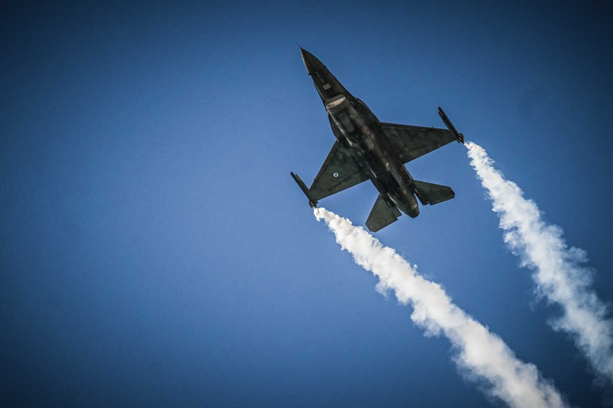 Πολεμική Αεροπορία: Εντυπωσιακές επιδείξεις στον Φλοίσβο με F-16 και Spitfire