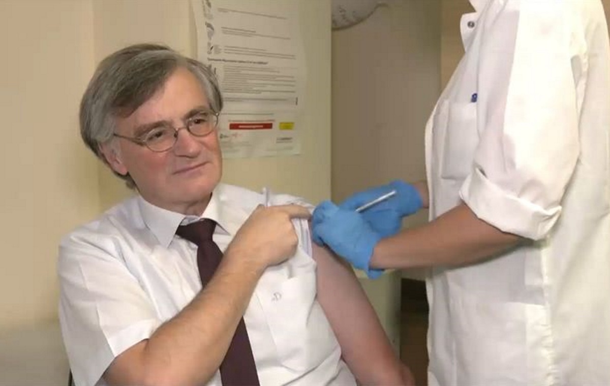 Σωτήρης Τσιόδρας: Έκανε το επικαιροποιημένο εμβόλιο για τον κορονοϊό – «Εμπιστεύομαι την Επιστήμη»